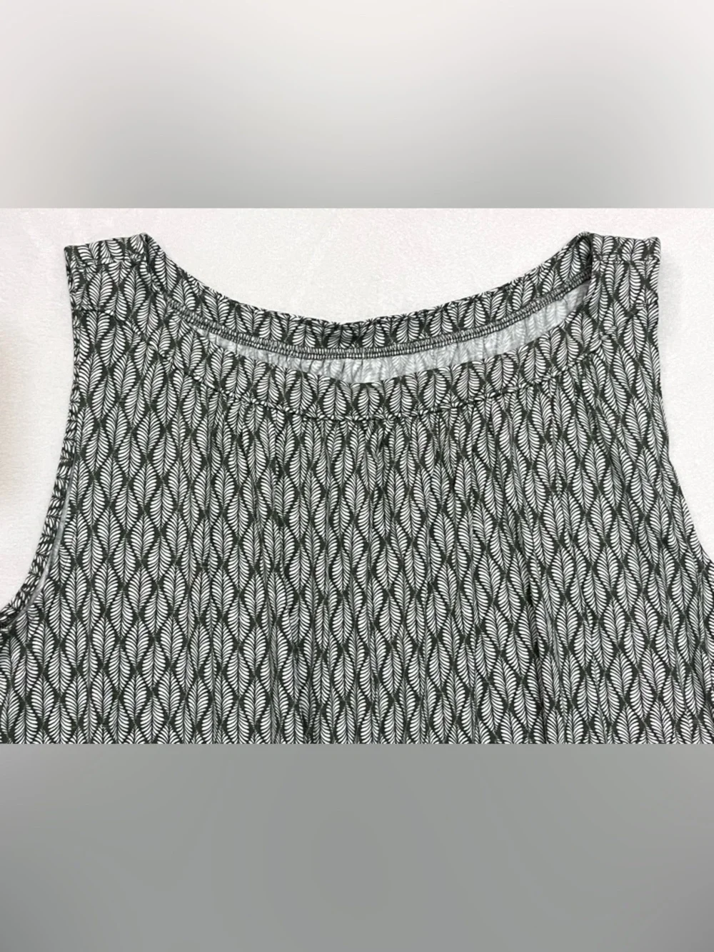 LOFT Outlet Women’s Dark Green & White Geometric Sleeveless Tank Top Large - Picture 4 of 16